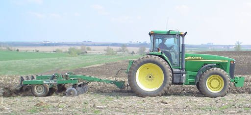Traktor na poli Traktor na poli