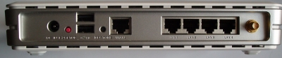Zadní strana routeru se dvěma USB porty