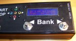 Displej zobrazuje číslo banky, hodnotu analogového pedálu, MIDI kanál a kombinaci Program Change+Bank Select