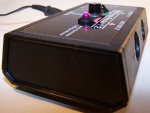 Přepínač MIDI výstupů Presto Router 1:2 - boční pohled s růžovou kontrolkou