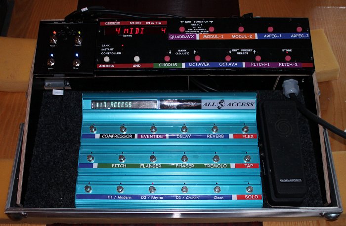 Výsledek: MIDI pedalboard s řídicí elektronikou a jedním kabelem vedoucím do racku všechny signály a napájení.
