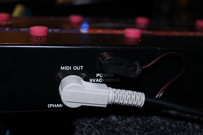 Výstup z MIDI ovladače a napájení v jednom kabelu.