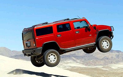 Hummer s pohonem obou náprav - auto vhodné pro jízdu v terénu Hummer s pohonem obou náprav - auto vhodné pro jízdu v terénu