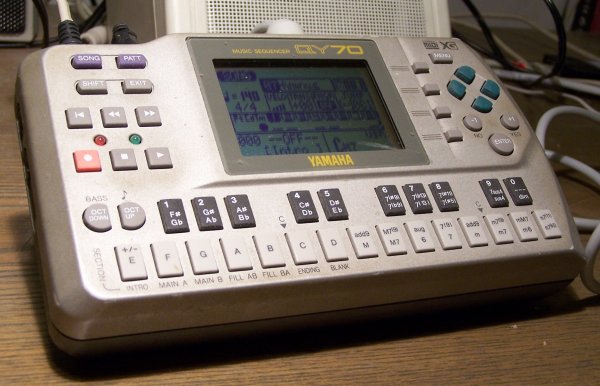 Obrázek 8: MIDI sekvencer Yamaha QY70 Obrázek 8: MIDI sekvencer Yamaha QY70