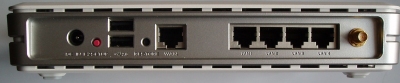 Zadní strana routeru se dvěma USB porty Zadní strana routeru se dvěma USB porty
