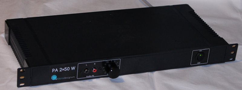 Audio zesilovač 2×50 W - vstupní konektor a otočný knoflík se stupnicí