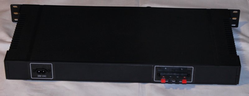 Audio zesilovač 2×50 W - napájecí konektor a výstupní konektor