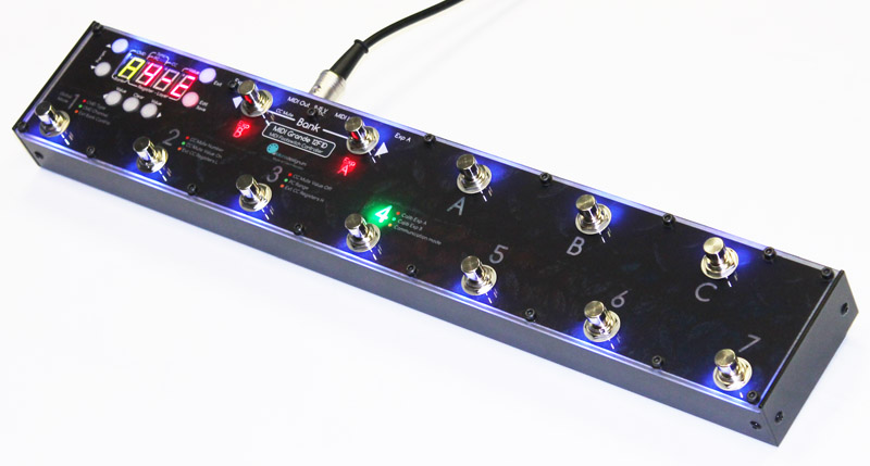 MIDI Grande 12F1D je MIDI ovladač vhodný také pro Kemper Profiling Amplifier