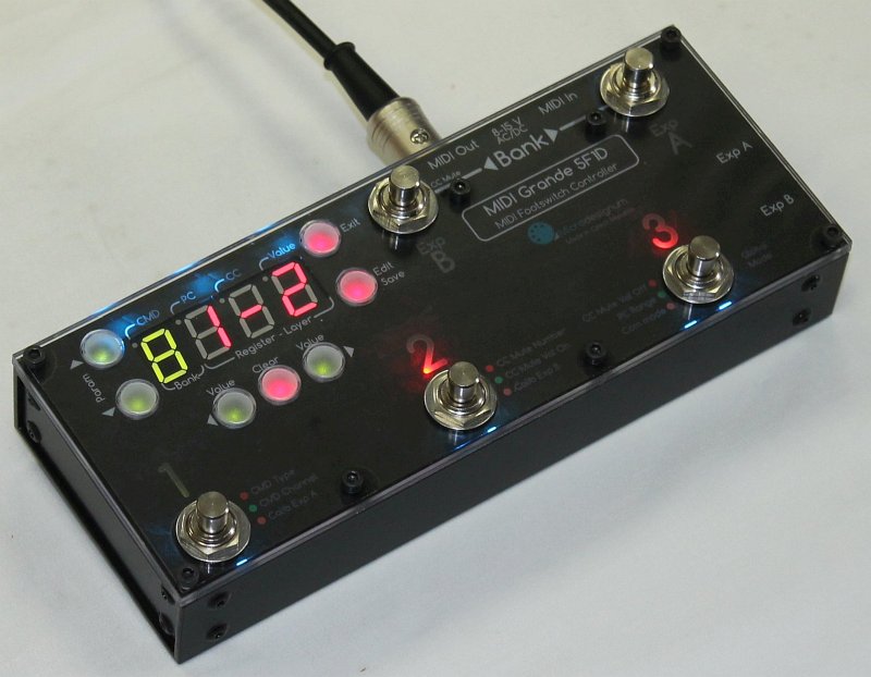 MIDI Grande 5F1D má jasně svítící displej a ovládací tlačítka