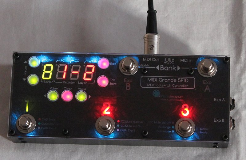 MIDI Grande 5F1D je díky podsvětlení dobře ovladatelný i ve tmě